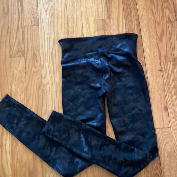Spanx sz S/P black shiny camo leggings like new condition full length - Picture 5 of 7